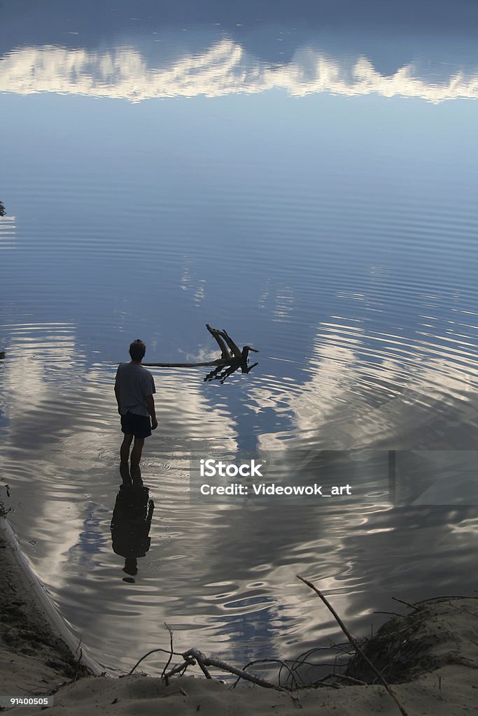Mann am Wasser mit Reflektion - Lizenzfrei Abenteuer Stock-Foto