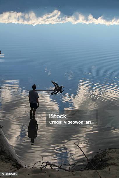 Mann Am Wasser Mit Reflektion Stockfoto und mehr Bilder von Abenteuer - Abenteuer, Abgeschiedenheit, Abwarten