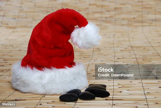 Rilassati A Natale - Fotografie stock e altre immagini di Bambù - Materiale - Bambù - Materiale, Cappello, Cappello da Babbo Natale