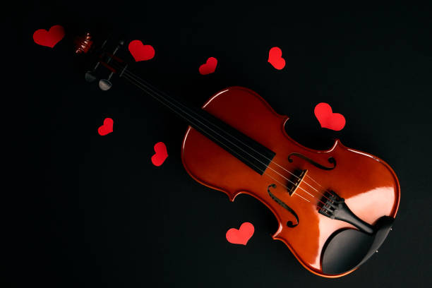 concetto di san valentino con violino e cuori rossi - classical music red violin bow foto e immagini stock