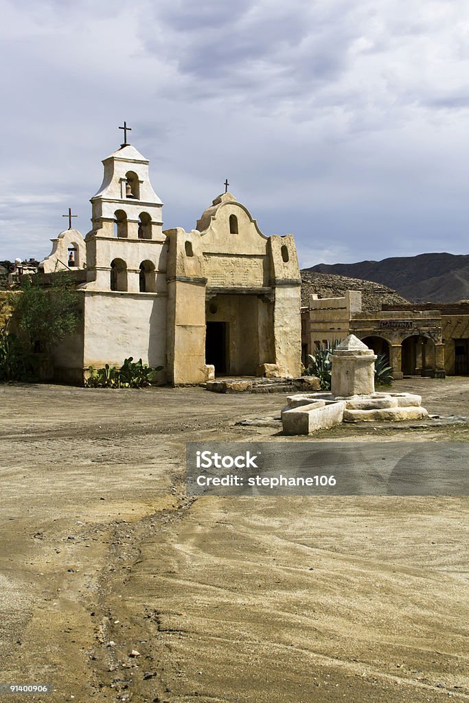 Iglesia En El Desierto Foto de stock y más banco de imágenes de Amarillo - Color - Amarillo - Color, Arena, Azul - iStock Iglesia En El Desierto Foto de stock y más banco de imágenes de Amarillo - Color - Amarillo - Color, Arena, Azul - iStock