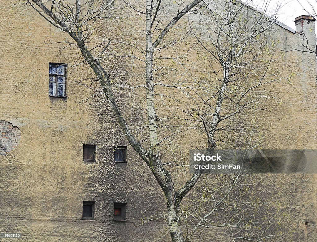 Mur rouillé avec fenêtres - Photo de Abstrait libre de droits