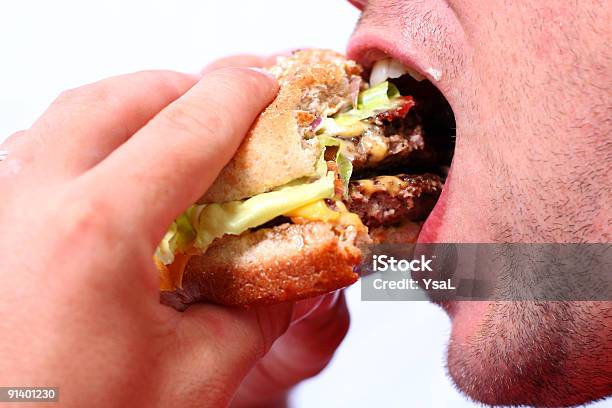 Junger Mann Essen Einen Saftigen Hamburger Stockfoto und mehr Bilder von Essen - Mund benutzen - Essen - Mund benutzen, Burger, Männer