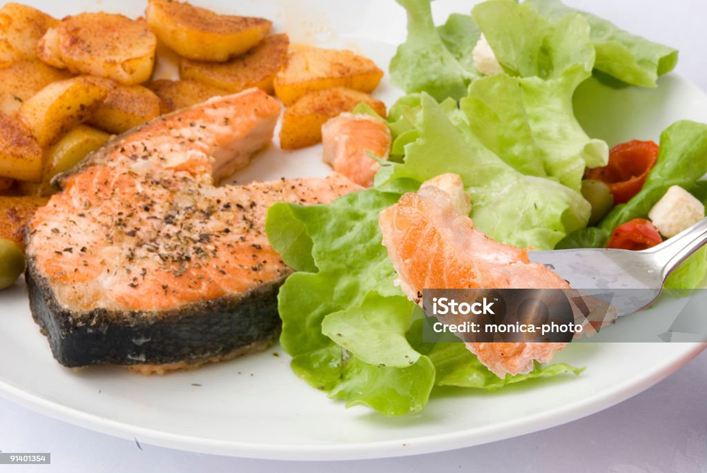 Gegrillter Lachs mit Salat, Salat, Tomaten und Croutons 2 - Lizenzfrei Crouton Stock-Foto