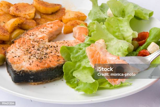 Gegrillter Lachs Mit Salat Salat Tomaten Und Croutons 2 Stockfoto und mehr Bilder von Crouton