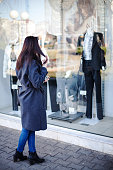 junge-frau-in-die-shopping.jpg?b=1&s=170x170&k=20&c=88Clr-9S_2VeRamceYWSIJgeJgqkSRhj2G9QzRlU30w=