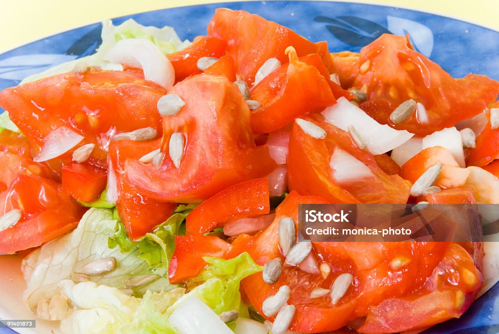 Salada de alface e tomate com sementes de girassol 3 - Foto de stock de Alface royalty-free
