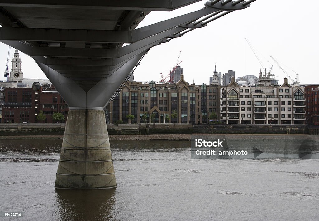 Abaixo do Millenium Bridge - Foto de stock de Capitais internacionais royalty-free