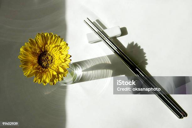 Flor E Pauzinhos - Fotografias de stock e mais imagens de Amarelo - Amarelo, Arranjo, Branco