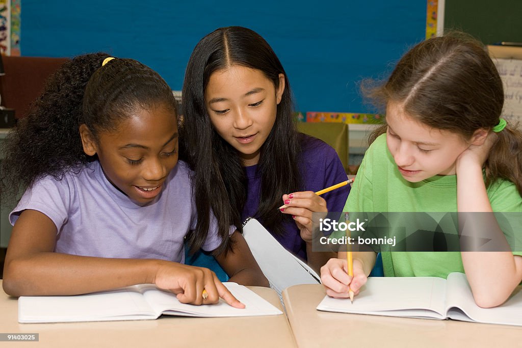 Alunos trabalhando em sala de aula - Foto de stock de Afro-americano royalty-free