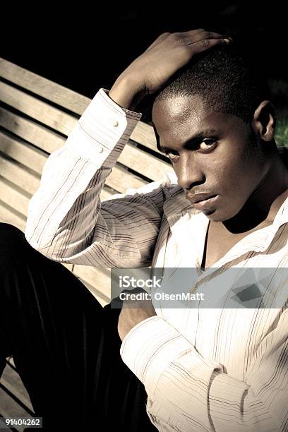 Młody Czarny Człowiek Na Ławce - zdjęcia stockowe i więcej obrazów Afrykanin - Afrykanin, Dorosły, Fotografika