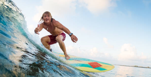 junger mann surfer reitet die ozeanwelle - surfing surf wave men stock-fotos und bilder