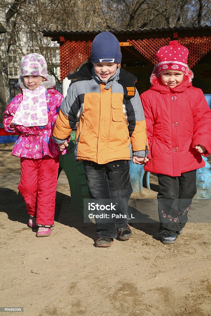 Ragazzo con ragazze in scuola materna - Foto stock royalty-free di Allegro