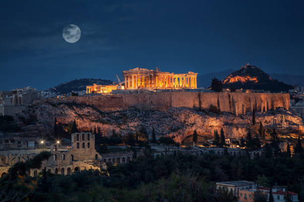 acropoli di notte con luna piena grecia - greece acropolis parthenon athens greece foto e immagini stock