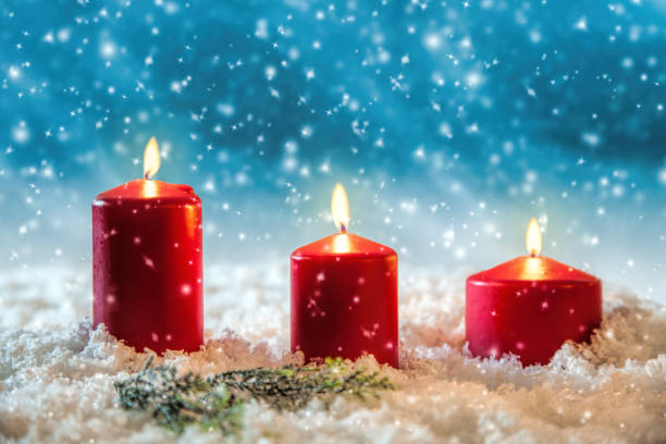 istock Three candles in the snow greetings card 914058964