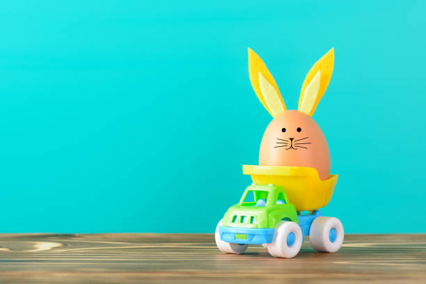 istock Egg with bunny ears in small truck 914059336