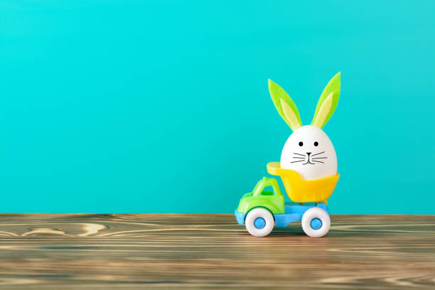 istock Egg with bunny ears in small truck 914059346