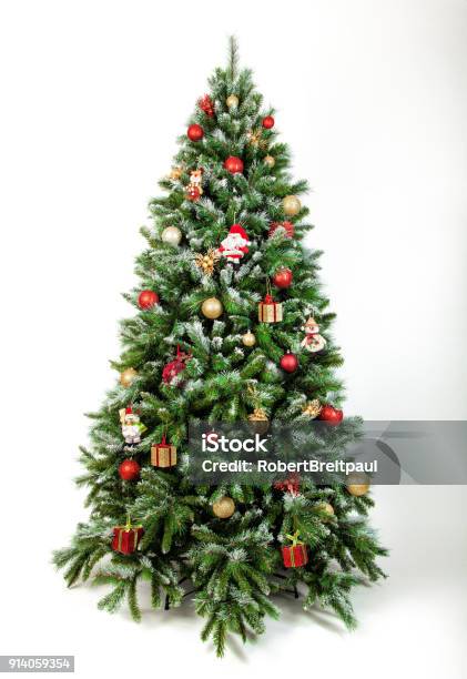 Hermoso Árbol De Navidad Aislado En Un Fondo Blanco Foto de stock y más banco de imágenes de Árbol de navidad