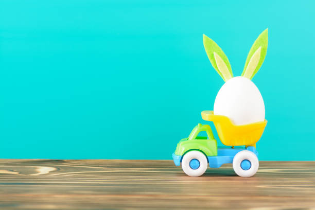istock Egg with bunny ears in small truck 914059384