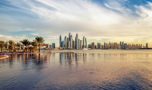 puerto deportivo de dubái, en emiratos árabes unidos al atardecer - emiratos árabes unidos fotografías e imágenes de stock
