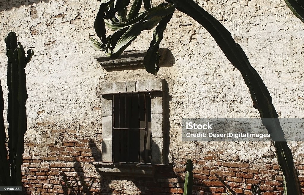 Janela no adobe parede - Foto de stock de Adobe royalty-free