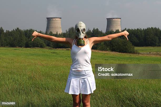 여자아이 가스 마스크 걱정하는에 대한 스톡 사진 및 기타 이미지 - 걱정하는, 공장-산업 건물, 관-튜브