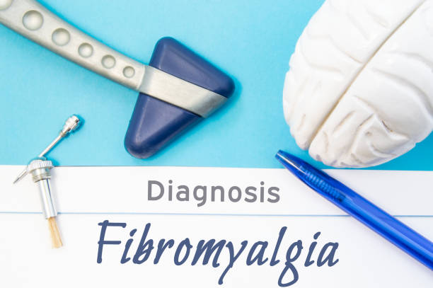 Neurological diagnosis of Fibromyalgia. Neurological hammer, human brain figure, tools for sensitivity testing are on table next to title of text diagnosis of Fibromyalgia in workplace of neurologist diagnóstico neurológico de la fibromialgia. martillo neurológico, figura del cerebro humano, herramientas de prueba de la sensibilidad son en la tabla a continuación a título de diagnóstico del texto de la fibromialgia en el trabajo del neurólogo