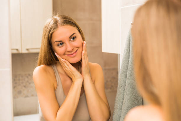 istock Woman looking herself in the mirror 914073072