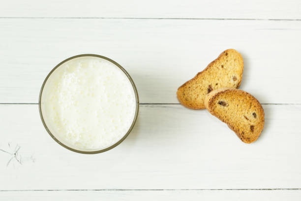 istock Dietary crackers with yoghurt or milk. 914078060