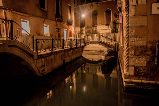 istock Beautiful scenery streets of Venice at night 914081942