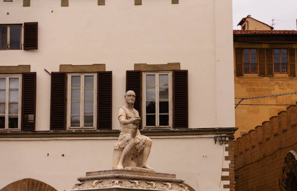 istock Statue of Conquistador in Tuscany 914094256
