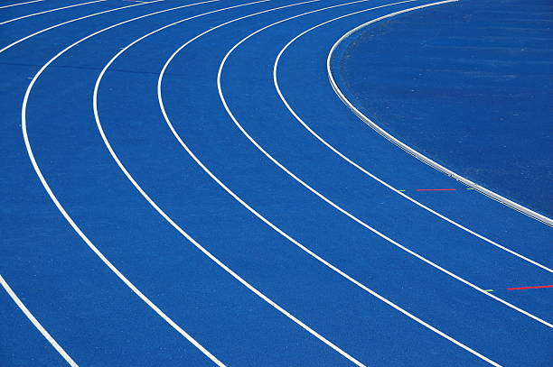 trek lari biru dengan garis putih - lari 100 meter foto potret stok, foto, & gambar bebas royalti