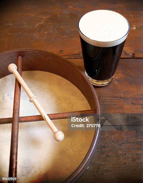 Escena Irlandeses Tradicionales Con Bodhrán Tambor Y De Una Cerveza Stout Foto de stock y más banco de imágenes de Cultura irlandesa