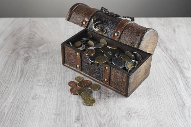 棺は、コイン、まれに宝箱を検索します。概念冒険者やトレジャー ハンター。コンピューター ゲーム戦利品ボックスのテーマ - stolen goods ストックフォトと画像