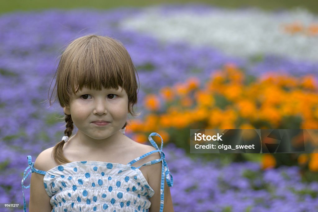 Pensativa criança no jardim florido - Foto de stock de Aspiração royalty-free