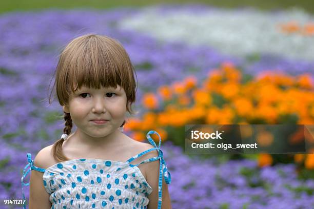 Foto de Pensativa Criança No Jardim Florido e mais fotos de stock de Aspiração - Aspiração, Azul, Bebê