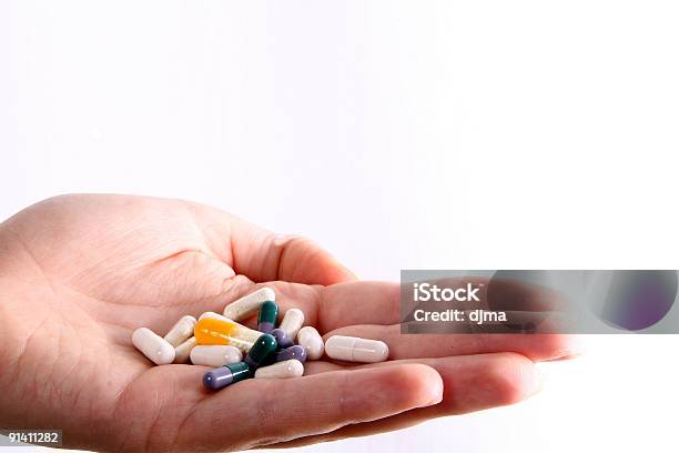 Con Farmaci - Fotografie stock e altre immagini di Assuefazione - Assuefazione, Capsula, Colore verde