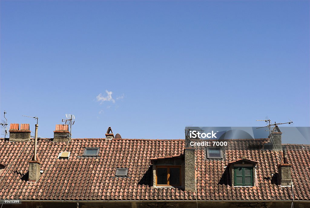 Antenas y chimeneas, azulejos de techo rojo - Foto de stock de Aire libre libre de derechos