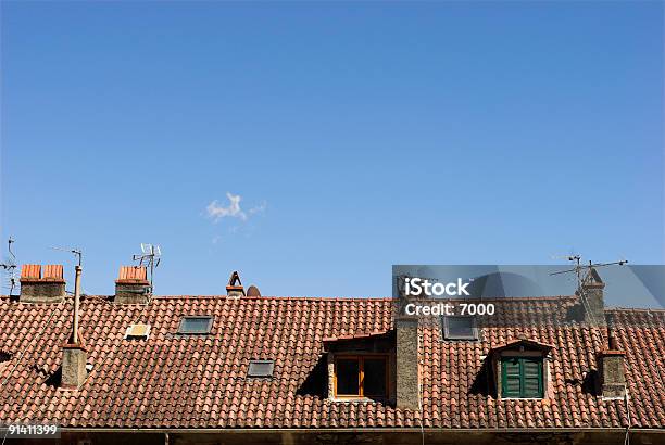 Antenas Y Chimeneas Azulejos De Techo Rojo Foto de stock y más banco de imágenes de Aire libre - Aire libre, Televisión, Ventana