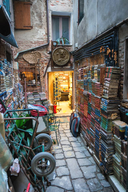 bookshop acqua alta venise - acqua alta photos et images de collection