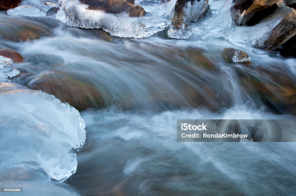Grande rivière Thompson s’écoulant dans Rocky Mountain National Park en hiver - Photo de Fleuve et rivière libre de droits