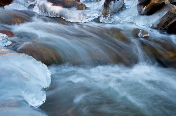 grande rivière thompson s’écoulant dans rocky mountain national park en hiver - big thompson river photos et images de collection