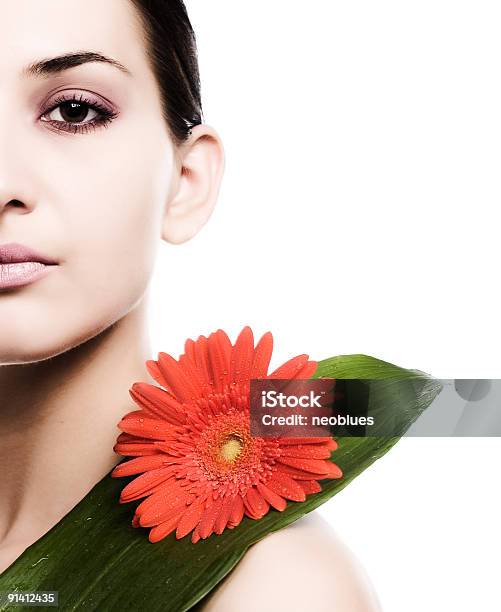 Foto de Mulher Com Flores E Folhas e mais fotos de stock de Adulto - Adulto, Beleza, Cosmético