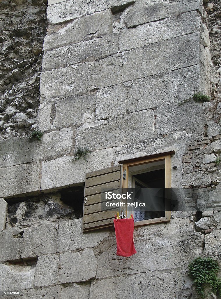 Antigua ventana en la casa - Foto de stock de Abierto libre de derechos