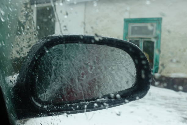 śnieg i lód, ruch drogowy - car winter road reflector snow zdjęcia i obrazy z banku zdjęć