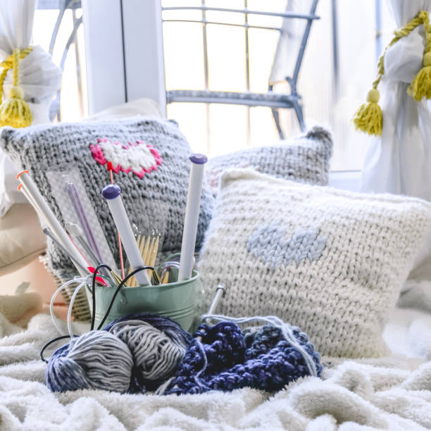 ウール、柔らかな枕と編み針のボール - nobody wool multi colored love ストックフォトと画像