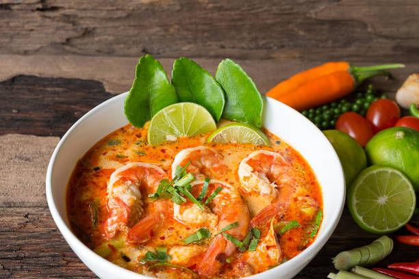 zupa krewetki lub tom yam goongtraditional żywności - thailand thai cuisine prawn tom yum soup zdjęcia i obrazy z banku zdjęć