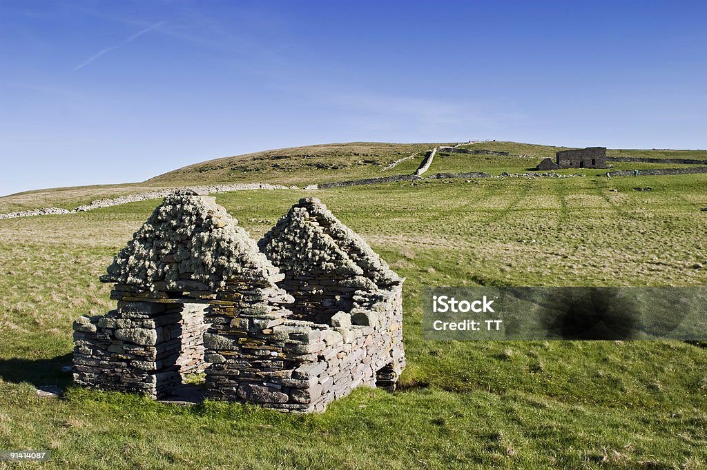 Vieux ruines sur les landes - Photo de Broch libre de droits