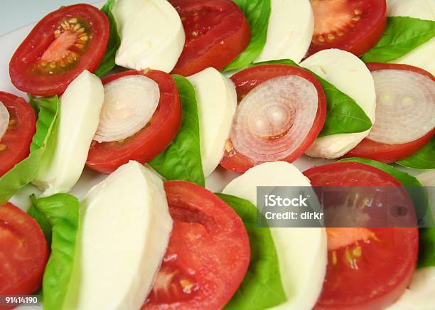 Caprese - Fotografie stock e altre immagini di Alimentazione sana - Alimentazione sana, Basilico, Cibo