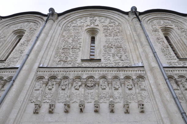istock Wall of white stone with carved patterns, disappearing into the sky 914142346